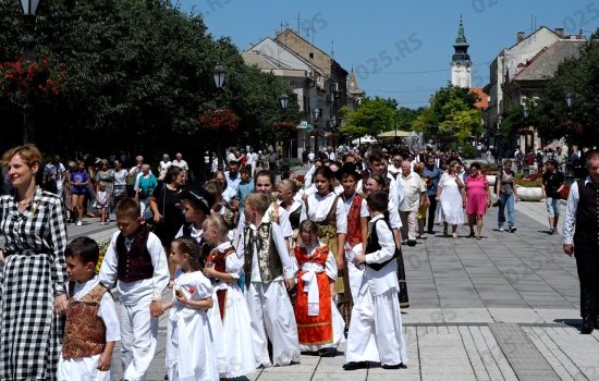 "Bunjevačka dužionica"- Gradonačelniku predat blagoslovljen "kruv"