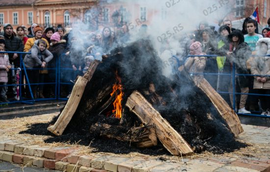  Paljenjem badnjaka tradicionalno obeležen Badnji dan u Somboru