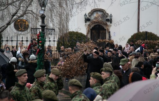  Paljenjem badnjaka tradicionalno obeležen Badnji dan u Somboru