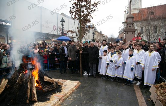  Paljenjem badnjaka tradicionalno obeležen Badnji dan u Somboru