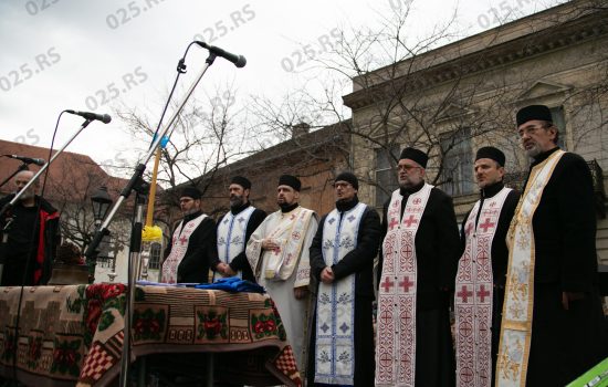  Paljenjem badnjaka tradicionalno obeležen Badnji dan u Somboru