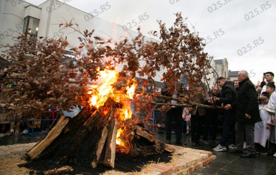  Paljenjem badnjaka tradicionalno obeležen Badnji dan u Somboru