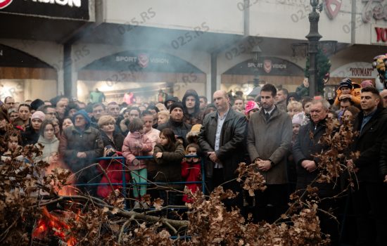  Paljenjem badnjaka tradicionalno obeležen Badnji dan u Somboru