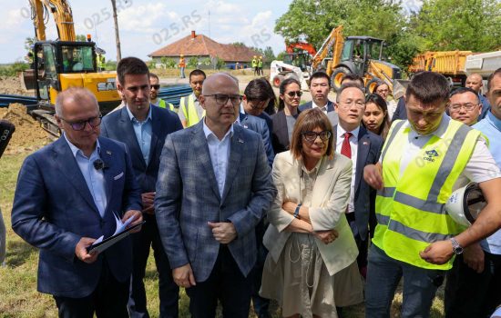 Vučević i Vesić obišli radove na izgradnji kanalizacione mreže u Bezdanu