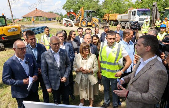 Vučević i Vesić obišli radove na izgradnji kanalizacione mreže u Bezdanu