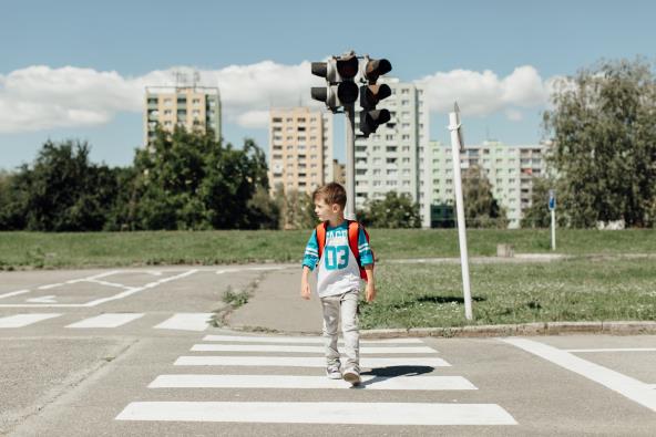 Dete prelazi samo ulicu