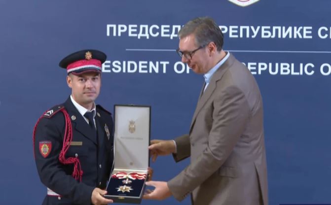 Vučić uručio odlikovanje žandarmu Milošu Jevremoviću