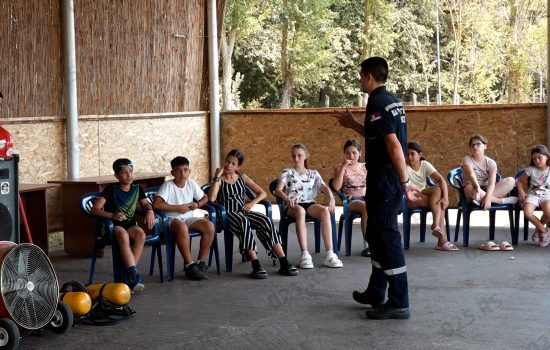 Ratković i Miladinović posetili mališane u odmaralištu Crvenog krsta 