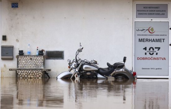 Nove fotografije iz ugroženih područja u BiH: Automobili koji plivaju, poplavljeni stadioni, vodopadi na ulicama 