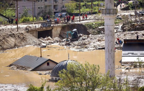 Nove fotografije iz ugroženih područja u BiH: Automobili koji plivaju, poplavljeni stadioni, vodopadi na ulicama 