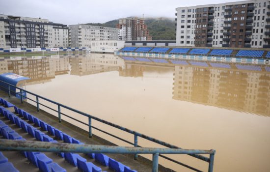 Nove fotografije iz ugroženih područja u BiH: Automobili koji plivaju, poplavljeni stadioni, vodopadi na ulicama 