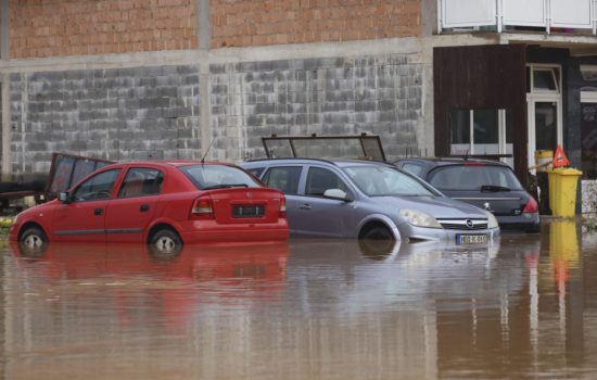 Nove fotografije iz ugroženih područja u BiH: Automobili koji plivaju, poplavljeni stadioni, vodopadi na ulicama 