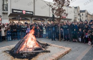 (FOTO) Upriličeno tradicionalno paljenje badnjaka u Somboru