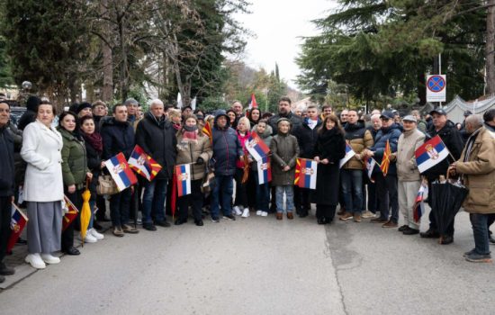 Građani Makedonije pružili podršku politici predsednika Vučića ispred ambasade Srbije 