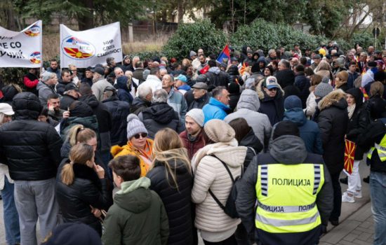 Građani Makedonije pružili podršku politici predsednika Vučića ispred ambasade Srbije 