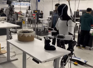 Ilon Mask, generalni direktor kompanije Tesla, objavio je na svojoj Iks (ranije poznatoj kao Tviter) platformi da će njegova firma započeti masovnu proizvodnju robota nalik ljudima u 2026. godini. "U narednoj godini, Tesla planira da razvije izuzetno funkcionalne humanoidne robote za internu upotrebu u svojim proizvodnim pogonima. Naš cilj je da do 2026. godine pokrenemo masovnu proizvodnju ovih robota za druge kompanije", naveo je Mask u svojoj objavi. Još 2021. godine, Mask je najavio skorašnji dolazak robota pod imenom Optimus, koji bi trebalo da bude spreman za rad u Teslinim fabrikama. Međutim, ova najava se do sada nije ostvarila, kako prenosi Gardijan. Ime ovog robota je referenca na Optimusa Prajma, moćnog i dobroćudnog lidera Autobota iz popularne franšize Transformersi. Krajem 2023. godine, Tesla je predstavila novu verziju svog humanoidnog robota - Optimus Gen 2. Procenjuje se da će cena ovog modela biti između 10 i 20 hiljada dolara.