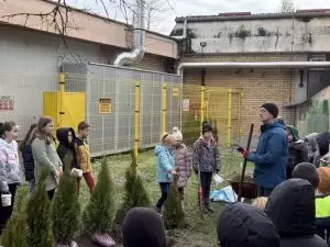 Trideset novih sadnica i edukacija o ozelenjavanju u Osnovnoj školi „Petefi brigada“